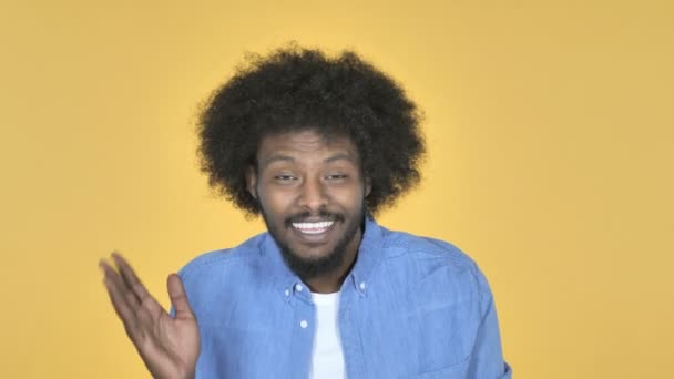 Video Chat Afro American Man Yellow Background Falando — Vídeo de Stock