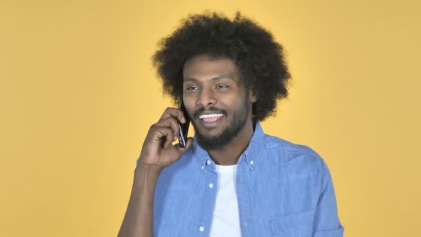 Hombre Afroamericano Hablando Smartphone Sobre Fondo Amarillo — Vídeo de stock