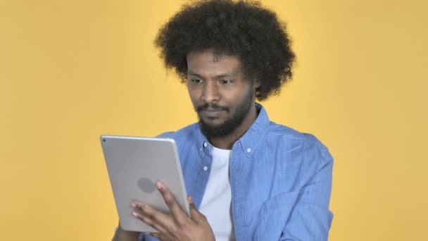 Afro American Man Excité Pour Succès Tout Utilisant Tablette Sur — Video