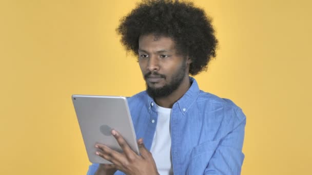 Αφρο Αμερικανικό Άνθρωπος Περιήγηση Στο Internet Χρησιμοποιώντας Tablet — Αρχείο Βίντεο