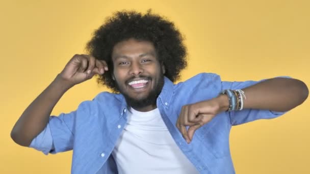 Homem Afro Americano Excitado Dançando Fundo Amarelo — Vídeo de Stock