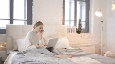 Kızgın kız konuşan telefon yatakta otururken mücadele