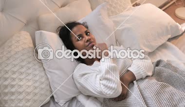 Ana sayfa görünümü düşünme genç Afrikalı kız düzenleme yatakta, beyin fırtınası