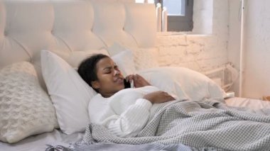 Genç kız Afrika konuşan telefon ederken yatakta döşeme