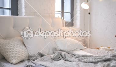 Genç Afrikalı kız geliyor ve uyku için yatakta döşeme