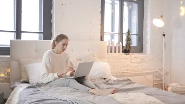 Menina Cansada Relaxante Alongamento Corpo Enquanto Usando Laptop Cama — Vídeo de Stock