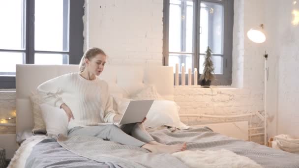 Genç Kızla Yatakta Dizüstü Bilgisayar Üzerinde Çalışan Sırt Ağrısı — Stok video