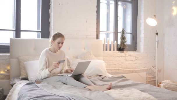 若い女の子のベッドに座って ラップトップを使用して オンライン ショッピング — ストック動画