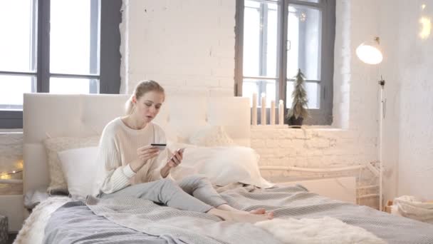 Online Winkelen Smartphone Door Jonge Meisje Zit Bed — Stockvideo