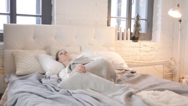 Niña Perturbada Tratando Dormir Cama Inquietud — Vídeos de Stock