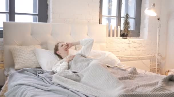 Zieke Young Girl Hoesten Terwijl Slapen Bed — Stockvideo