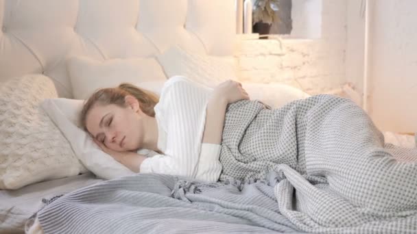 年轻女孩睡在床上 — 图库视频影像