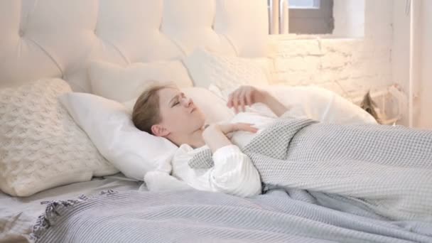 Inquieta Perturbado Joven Chica Tratando Dormir Cama — Vídeos de Stock