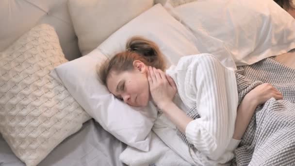 首の痛みはベッドに横たわる少女の平面図 — ストック動画
