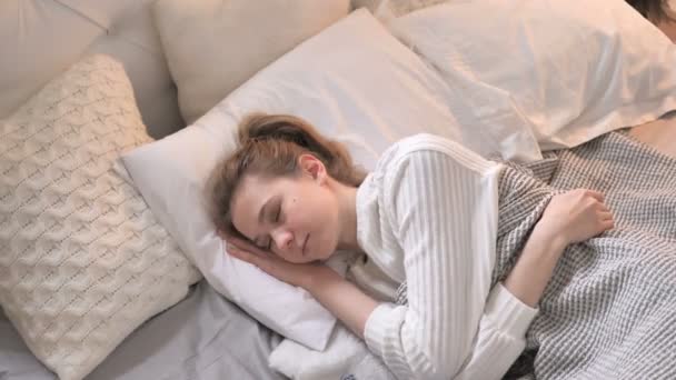 Durmiendo Joven Chica Despertando Por Mañana — Vídeos de Stock