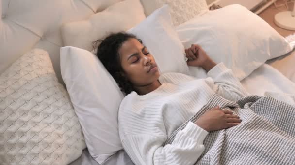 Visão Superior Jovem Menina Africana Deitada Cama Para Dormir — Vídeo de Stock