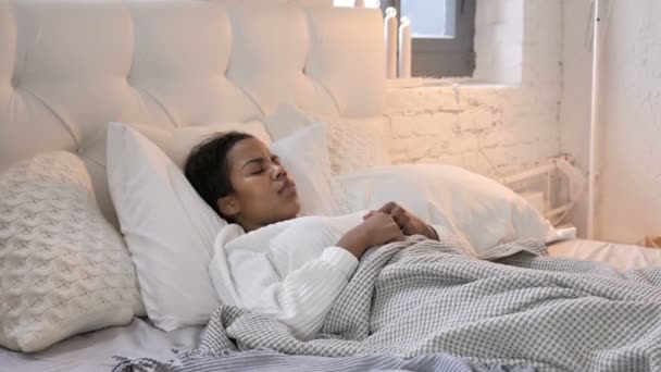 Kranke Junge Afrikanerin Hustet Während Sie Bett Schläft — Stockvideo