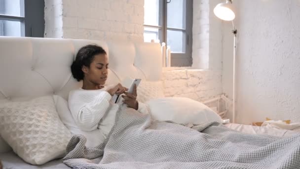 Compras Line Smartphone Por Young African Girl Relaxando Cama — Vídeo de Stock