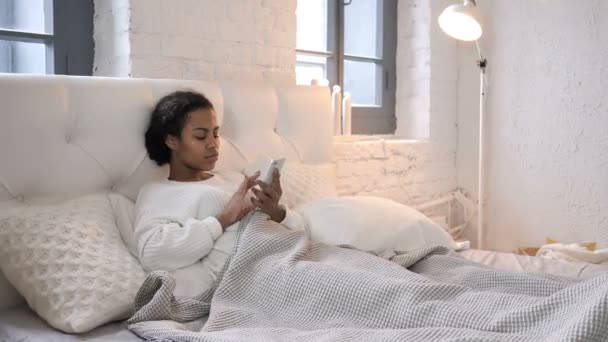 Jovem Menina Africana Comemorando Sucesso Usar Smartphone Cama — Vídeo de Stock