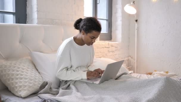 Giovane Ragazza Africana Che Celebra Successo Sul Computer Portatile Mentre — Video Stock