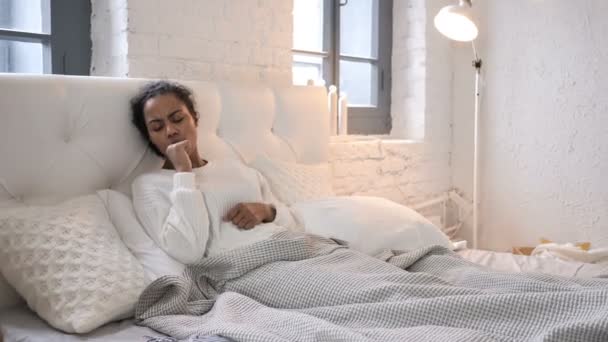 病気若いアフリカ女の子咳ベッドでリラックスしながら — ストック動画