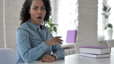 Merak ve dizüstü bilgisayarda çalışan yaratıcı Afrikalı kız şok