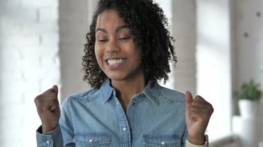 Başarı, Genç Afrikalı kız sonuçları kutluyor