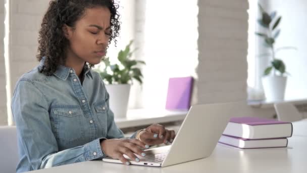 Dolor Cabeza Tensa Chica Africana Creativa Trabajando Proyecto — Vídeo de stock