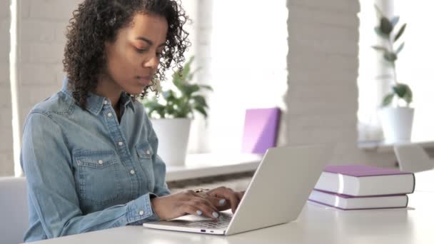 Criativa Menina Africana Trabalhando Laptop — Vídeo de Stock