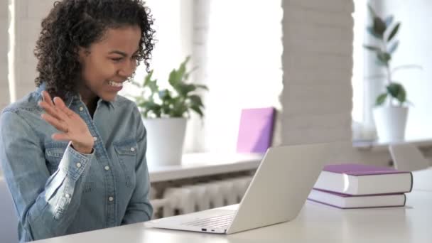 Video Chat Online Sul Computer Portatile Lavoro Ragazza Africana — Video Stock