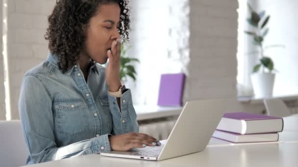 Geeuwen Moe Creatieve Afrikaanse Meisje Die Laptop Werkt — Stockvideo