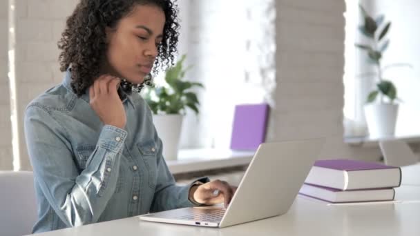 Müdes Afrikanisches Mädchen Mit Nackenschmerzen Bei Der Arbeit Laptop — Stockvideo