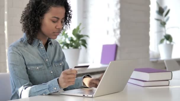 Compras Línea Exitosas Por Creative African Girl Banca Línea — Vídeo de stock