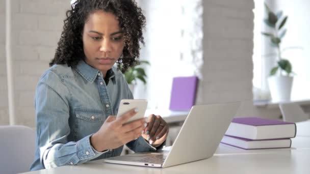 Chica Africana Usando Smartphone Para Navegar Por Internet — Vídeo de stock