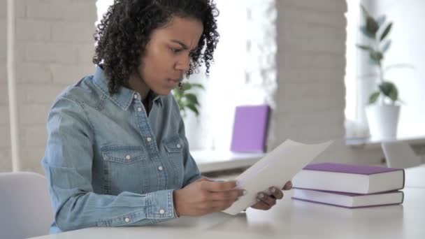 Papierkram Kreatives Afrikanisches Mädchen Liest Dokumente Bei Der Arbeit — Stockvideo