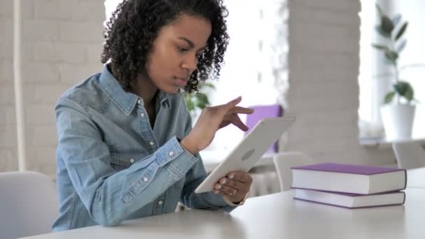 Africana Chica Usando Tableta — Vídeo de stock