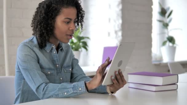 Afrikanisches Mädchen Feiert Erfolg Mit Tablet — Stockvideo