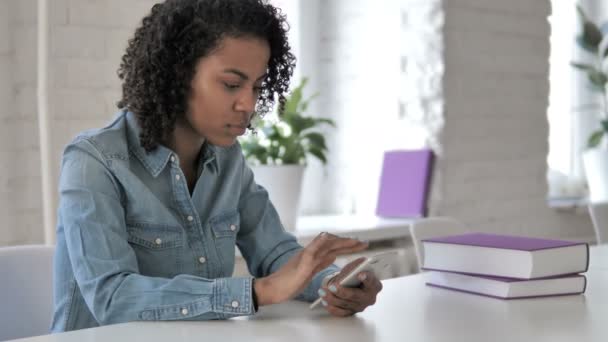 Chica Africana Joven Usando Smartphone — Vídeos de Stock