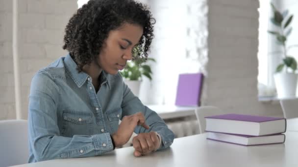 Joven Africana Usando Smartwatch — Vídeo de stock