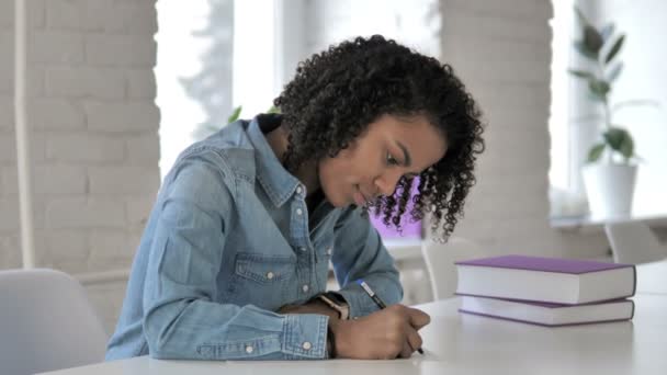 非洲年轻女孩在办公室写作 — 图库视频影像