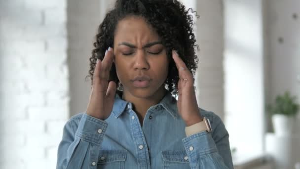 Dor Cabeça Jovem Africana Estressada Com Dor Cabeça — Vídeo de Stock