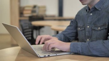 Dizüstü bilgisayarda çalışırken yaratıcı adam kutluyor başarı