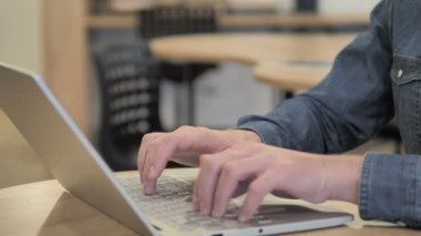 Bilgisayarda Çalışan Erkeğin Kapanışı