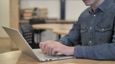 Dizüstü bilgisayarda çalışma şok aweful yaratıcı genç adam