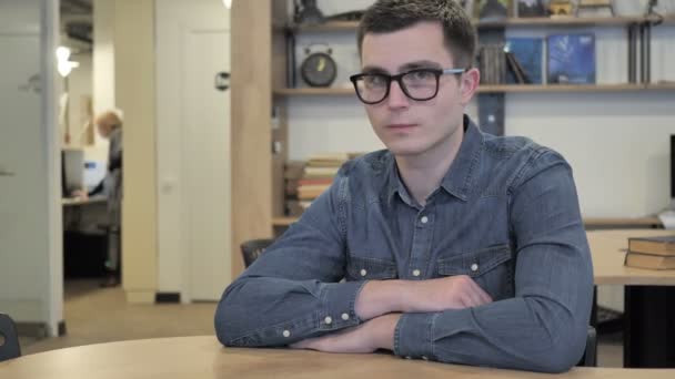 Joven Creativo Gafas Aceptando Por Sacudir Cabeza — Vídeo de stock