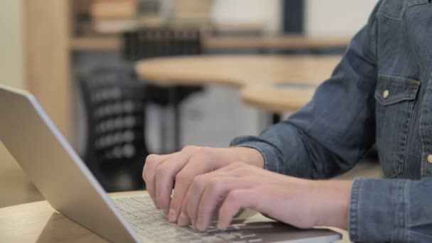 Homme Célébrant le succès tout en travaillant sur ordinateur portable 