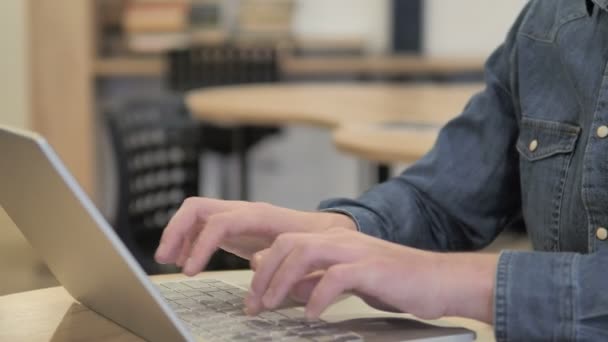 Hoofdpijn Moe Man Die Laptop Werkt — Stockvideo