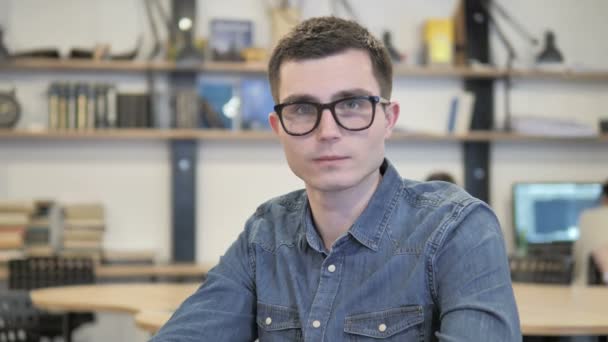 Kreativer Junger Mann Brille Nimmt Angebot Kopfschüttelnd — Stockvideo