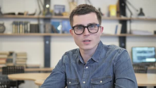 Boos Creatieve Jonge Man Schreeuwen Terwijl Werkt Office — Stockvideo
