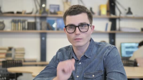 Boyun Ağrı Meşgul Çalışma Üstünde Laptop Ile Yaratıcı Genç Adam — Stok video